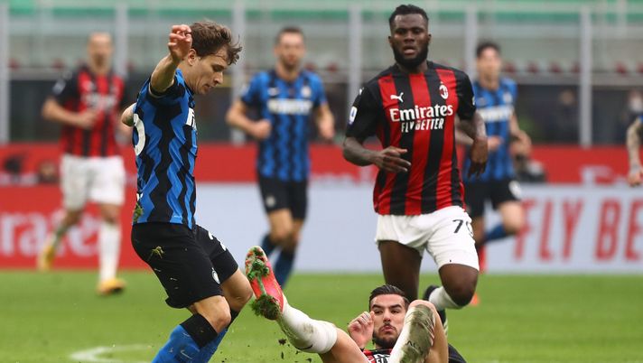 MILAN, ITALY - FEBRUARY 21: Nicolo Barella of Internazionale competes for the ball with Theo Hernandez of AC Milan during the Serie A match between AC Milan and FC Internazionale at Stadio Giuseppe Meazza on February 21, 2021 in Milan, Italy. (Photo by Marco Luzzani/Getty Images) Tour de force e mercato: il doppio derby fra Milan e Inter - immagine 1