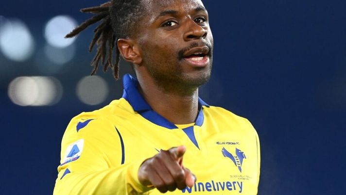 Verona's French midfielder Adrien Tameze celebrates after scoring a goal during the Italian Serie A football match between Lazio and Verona at the Olympic stadium in Rome, on December 12, 2020. (Photo by Vincenzo PINTO / AFP) (Photo by VINCENZO PINTO/AFP via Getty Images) CONFERENZE – Riviere KO, gioca Simy! Rebic, Mandzukic, Tameze e Malinovskyi…- immagine 1