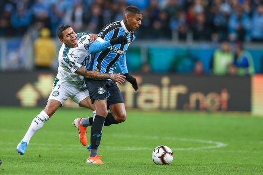  PORTO ALEGRE, BRAZIL - AUGUST 20: Jean Pyerre of Gremio battles for the ball against Dudu of Palmeiras during the match Gremio v Palmeiras as part of Copa CONMEBOL Libertadores 2019 at Arena do Gremio on August 20, 2019 in Porto Alegre, Brazil. (Photo by Lucas Uebel/Getty Images) 