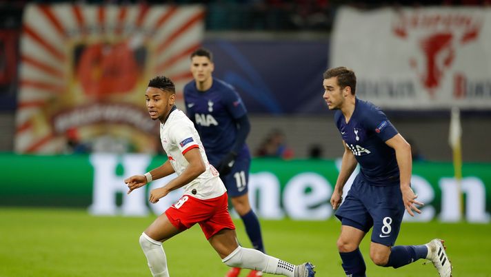 Leipzig's French midfielder Christopher Nkunku (L) is chassed by Tottenham Hotspur's English midfielder Harry Winks during the UEFA Champions League football match between RB Leipzig and Tottenham Hotspur, in Leipzig, eastern Germany on March 10, 2020. (Photo by Odd ANDERSEN / AFP) (Photo by ODD ANDERSEN/AFP via Getty Images) Un pessima sorpresa per Rangnick: gli scout del Manchester United…non sapevano chi fosse Nkunku! - immagine 1