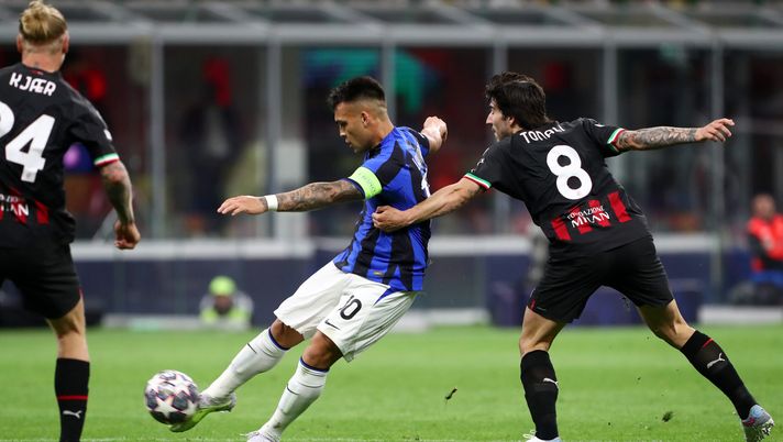 MILAN, ITALY - MAY 10: Lautaro Martinez of FC Internazionale shoots whilst under pressure from Sandro Tonali of AC Milan during the UEFA Champions League semi-final first leg match between AC Milan and FC Internazionale at San Siro on May 10, 2023 in Milan, Italy. (Photo by Marco Luzzani/Getty Images) Brocchi: “Rimonta difficile, ma il Milan sarà più spregiudicato” - immagine 1