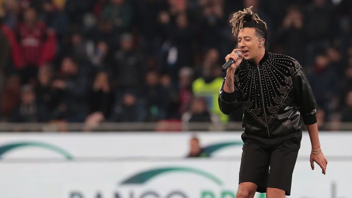MILAN, ITALY - MARCH 17: Ghali performs prior to the Serie A match between AC Milan and FC Internazionale at Stadio Giuseppe Meazza on March 17, 2019 in Milan, Italy. (Photo by Emilio Andreoli/Getty Images) Milan-Inter, che lite tra Ghali e Salvini: “Buffone, che c***o esulti?” - immagine 1
