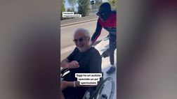 VIDEO / Briatore in sedia a rotelle: la spinge Khaby Lame