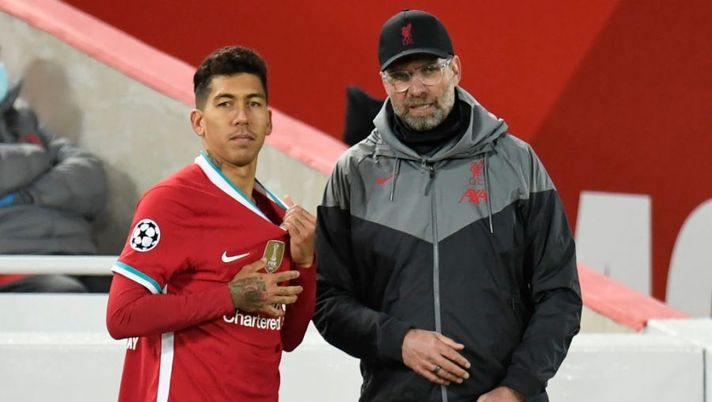 Liverpool's German manager Jurgen Klopp (R) speaks with Liverpool's Brazilian midfielder Roberto Firmino (L) before he goes on as substitute during the UEFA Champions league Group D football match between Liverpool and Midtjylland at Anfield in Liverpool, north west England on October 27, 2020. (Photo by PETER POWELL / POOL / AFP) (Photo by PETER POWELL/POOL/AFP via Getty Images) Firmino: “Juve? Posso dire solo questo: voglio restare qui e sono felice” - immagine 1