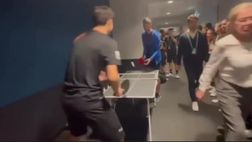 VIDEO/ Djokovic perde a ping pong con un raccattapalle