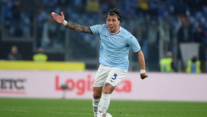 ROME, ITALY - APRIL 28: Luca Pellegrini of SS Lazio in action during the Serie match between Lazio and Parma at Stadio Olimpico on April 28, 2025 in Rome, Italy. (Photo by Marco Rosi - SS Lazio/Getty Images) Lazio, futuro incerto per Pellegrini: la società valuta la cessione - immagine 1