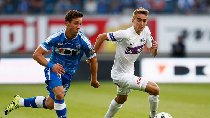 GENT, BELGIUM - JULY 31: Brecht Dejaegere of Gent battles for the ball with Timothy Castagne of Genk during the Jupiler League match between KAA Gent and KRC Genk held at the Ghelamco Arena on July 31, 2015 in Gent, Belgium. (Photo by Dean Mouhtaropoulos/Getty Images) Scommesse dal mercato e nuovi titolari: sette novità tra i difensori in vista dell’asta - immagine 1
