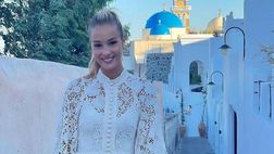 Viky Varga si gode le strade di Santorini: “Passeggiate romantiche”