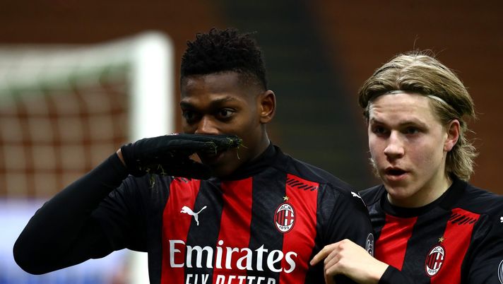 Rafael Leao e Jens Petter Hauge (attaccanti AC Milan) esultano per il gol del portoghese in Milan-Torino (Serie A 2020-2021) | AC Milan News (Getty Images) 