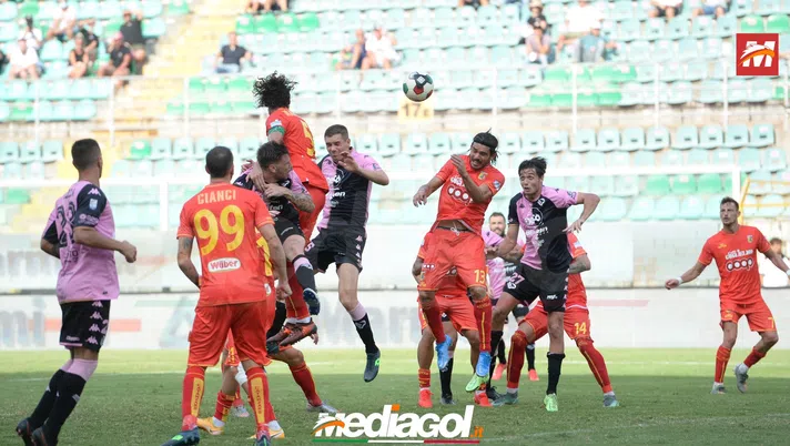 Catanzaro, la contestazione: i tifosi protestano per il pareggio in casa del Palermo