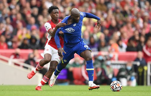LONDON, ENGLAND - AUGUST 22: Romelu Lukaku of Chelsea is fouled by Nuno Tavares of Arsenal during the Premier League match between Arsenal and Chelsea at Emirates Stadium on August 22, 2021 in London, England. (Photo by Michael Regan/Getty Images) Tuchel: “Bella partita, ma il fallo di Mane era da rosso. Lukaku? Ne parleremo, ma non adesso”- immagine 2