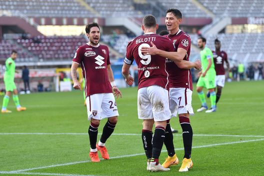  TURIN, ITALY - NOVEMBER 01: Andrea Belotti (C) of Torino FC celebratres his goal with team mate Sasa Lukic during the Serie A match between Torino FC and SS Lazio at Stadio Olimpico di Torino on November 1, 2020 in Turin, Italy. (Photo by Valerio Pennicino/Getty Images) 
