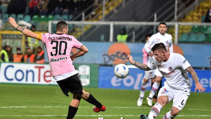 PALERMO, ITALY - FEBRUARY 12: Giuseppe Loiacono (R) of Foggia blocks a shot from Ilija Nestorovski using his hand which resulted in a penalty kick for Palermo during the Serie B match between US Citta di Palermo and Foggia on February 12, 2018 in Palermo, Italy. (Photo by Tullio M. Puglia/Getty Images) PALERMO, ITALY - FEBRUARY 12: Giuseppe Loiacono (R) of Foggia blocks a shot from Ilija Nestorovski using his hand which resulted in a penalty kick for Palermo during the Serie B match between US Citta di Palermo and Foggia on February 12, 2018 in Palermo, Italy. (Photo by Tullio M. Puglia/Getty Images)