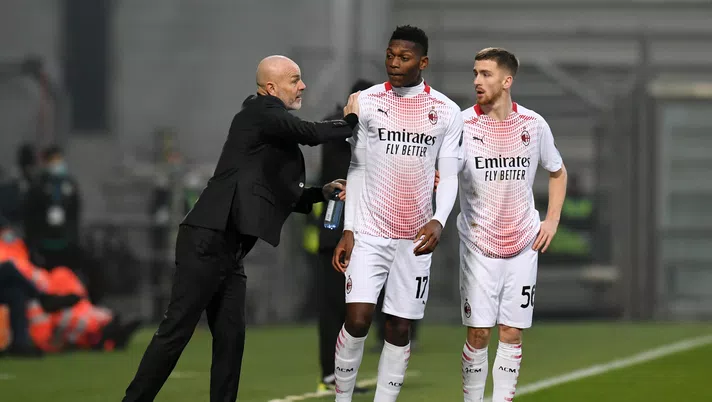 REGGIO NELL'EMILIA, ITALY - DECEMBER 20: (l - r) Stefano Pioli, manager of AC Milan gives their team instructions to Rafael Leao and Alexis Saelemaekers of AC Milan during the Serie A match between US Sassuolo and AC Milan at Mapei Stadium - Città del Tricolore on December 20, 2020 in Reggio nell'Emilia, Italy. Sporting stadiums around Italy remain under strict restrictions due to the Coronavirus Pandemic as Government social distancing laws prohibit fans inside venues resulting in games being played behind closed doors. (Photo by Alessandro Sabattini/Getty Images)