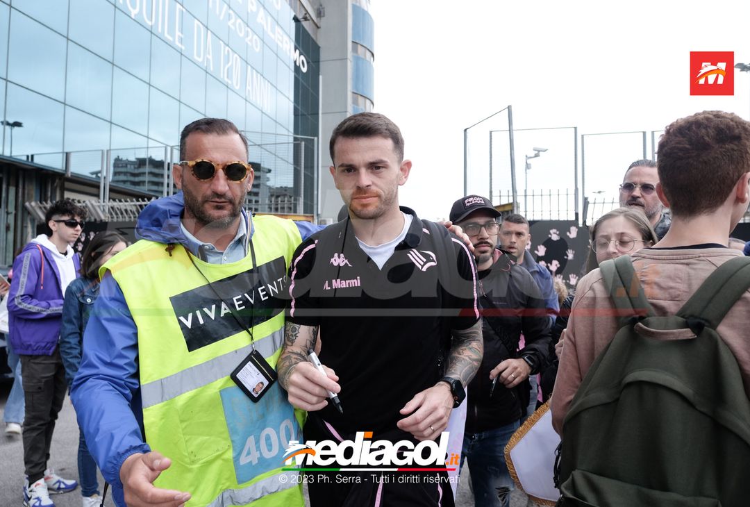 FOTO Cagliari-Palermo, i Rosanero in partenza dal “Renzo Barbera” (GALLERY) - immagine 37