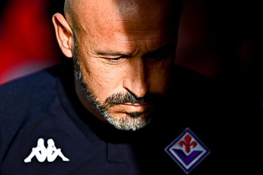 LA SPEZIA, ITALY - OCTOBER 30: Vincenzo Italiano head coach of Fiorentina looks on prior to kick-off in the Serie A match between Spezia Calcio and ACF Fiorentina at Stadio Alberto Picco on October 30, 2022 in La Spezia, Italy. (Photo by Simone Arveda/Getty Images) Sampdoria-Fiorentina, la probabile formazione: Amrabat guida il 4-2-3-1- immagine 2