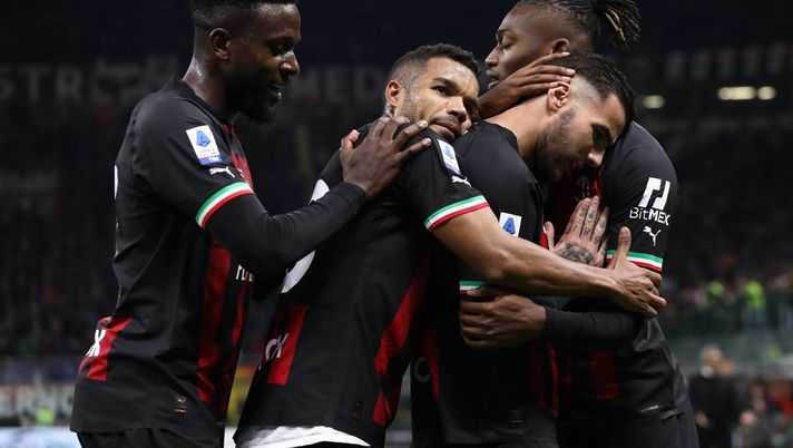 MILAN, ITALY - NOVEMBER 05: Theo Hernandez (2nd R) of AC Milan celebrates with his team-mates Rafael Leao (R), Junior Messias (2nd L) and Divock Origi (L) after scoring the opening goal during the Serie A match between AC Milan and Spezia Calcio at Stadio Giuseppe Meazza on November 05, 2022 in Milan, Italy. (Photo by Marco Luzzani/Getty Images) MILAN NEWS | Scelto termine ultimo per il rinnovo di Leao: ecco la data- immagine 1