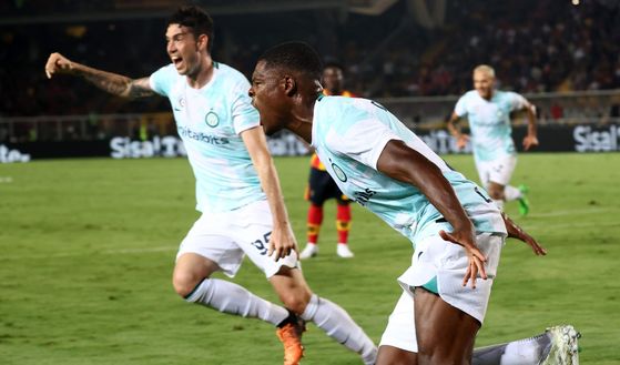 LECCE, ITALY - AUGUST 13: Denzel Dumfries of Inter celebrates the winning goal during the Serie A match between US Lecce and FC Internazionale at Stadio Via del Mare on August 13, 2022 in Lecce, Italy. (Photo by Maurizio Lagana/Getty Images) Inter, Zhang tradirebbe il patto stretto con Inzaghi se si realizzasse questo scenario- immagine 2
