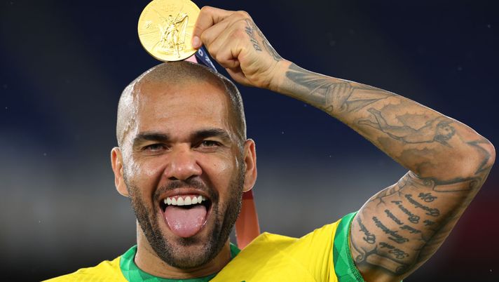 YOKOHAMA, JAPAN - AUGUST 07: Gold medalist Dani Alves #13 of Team Brazil celebrates with their gold medal during the Men's Football Competition Medal Ceremony on day fifteen of the Tokyo 2020 Olympic Games at International Stadium Yokohama on August 07, 2021 in Yokohama, Kanagawa, Japan. (Photo by Alexander Hassenstein/Getty Images) Dani Alves ha già un oro alle Olimpiadi: ci hanno provato i colleghi… fra grandi vittorie e figuracce- immagine 2