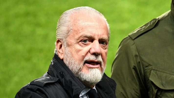 Napoli's president Aurelio De Laurentiis (L) reacts during Napoli's training session at the Parc des Princes stadium in Paris on October 23, 2018 on the eve of their Champions' League football match against Paris Saint-Germain. (Photo by FRANCK FIFE / AFP) (Photo credit should read FRANCK FIFE/AFP via Getty Images) Gazzetta: “Napoli, l’idea Fonseca a sorpresa. Ma il preferito di Aurelio è un altro” - immagine 1