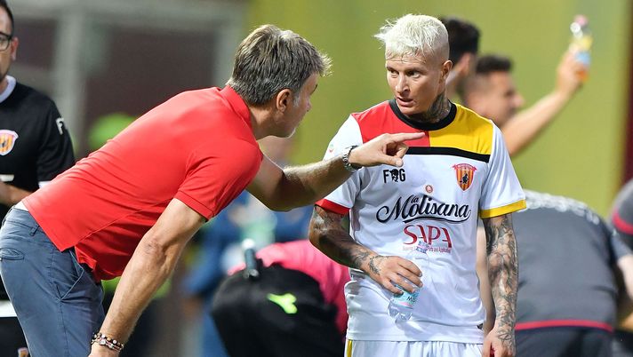 BENEVENTO, ITALY - AUGUST 26: Coach of Benevento Calcio Marco Baroni and player Amato Ciciretti during the Serie A match between Benevento Calcio and Bologna FC at Stadio Ciro Vigorito on August 26, 2017 in Benevento, Italy.  (Photo by Francesco Pecoraro/Getty Images) 