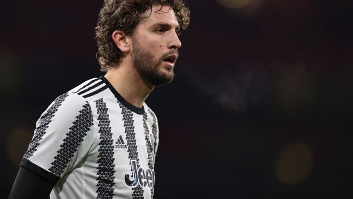 LONDON, ENGLAND - DECEMBER 17: Manuel Locatelli of Juventus looks on during the Friendly match between Arsenal and Juventus at Emirates Stadium on December 17, 2022 in London, England. (Photo by Ryan Pierse/Getty Images) Allegri su Locatelli: “Niente Italia? Non l’ha presa bene, ma ha reagito alla grande” - immagine 1