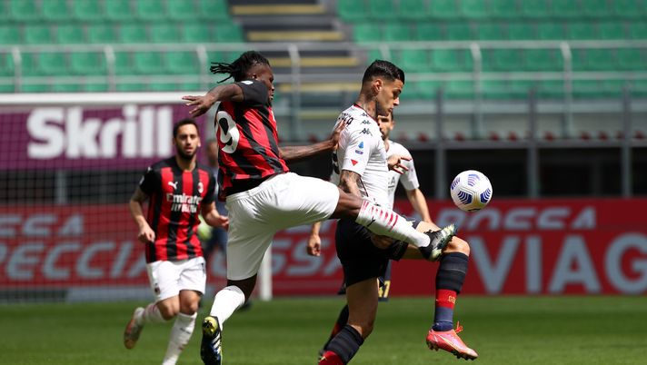 MILAN, ITALY - APRIL 18: Gianluca Scamacca of Genoa and Franck Kessie of A.C. Milan battle for the ball during the Serie A match between AC Milan and Genoa CFC at Stadio Giuseppe Meazza on April 18, 2021 in Milan, Italy. Sporting stadiums around Italy remain under strict restrictions due to the Coronavirus Pandemic as Government social distancing laws prohibit fans inside venues resulting in games being played behind closed doors. (Photo by Marco Luzzani/Getty Images) MILAN, ITALY - APRIL 18: Gianluca Scamacca of Genoa and Franck Kessie of A.C. Milan battle for the ball during the Serie A match between AC Milan and Genoa CFC at Stadio Giuseppe Meazza on April 18, 2021 in Milan, Italy. Sporting stadiums around Italy remain under strict restrictions due to the Coronavirus Pandemic as Government social distancing laws prohibit fans inside venues resulting in games being played behind closed doors. (Photo by Marco Luzzani/Getty Images)