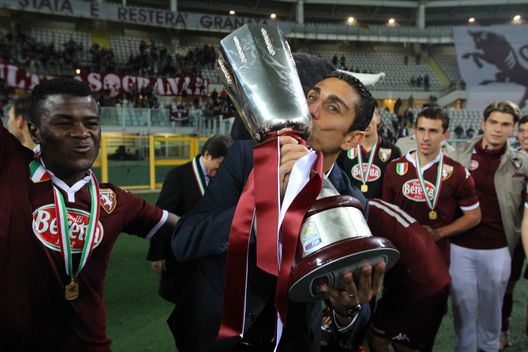 Moreno Longo bacia la Supercoppa Primavera Moreno Longo bacia la Supercoppa Primavera