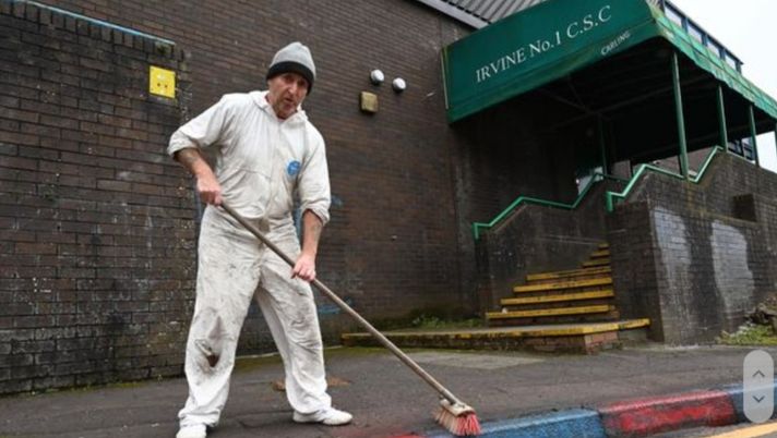 Il capo-tifoso dei Rangers ripulisce dai suoi colori il pub dei rivali del Celtic Il capo-tifoso dei Rangers ripulisce dai suoi colori il pub dei rivali del Celtic