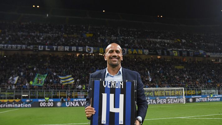 MILAN, ITALY - MARCH 31: Former Inter Milan and Lazio Argentine midfielder Juan Sebastian Veron, holding a jersey he received during a career achievement ceremony, acknowledges the public the Serie A match between FC Internazionale and SS Lazio at Stadio Giuseppe Meazza on March 31, 2019 in Milan, Italy. (Photo by Claudio Villa - Inter/FC Internazionale via Getty Images) MILAN, ITALY - MARCH 31: Former Inter Milan and Lazio Argentine midfielder Juan Sebastian Veron, holding a jersey he received during a career achievement ceremony, acknowledges the public the Serie A match between FC Internazionale and SS Lazio at Stadio Giuseppe Meazza on March 31, 2019 in Milan, Italy. (Photo by Claudio Villa - Inter/FC Internazionale via Getty Images)