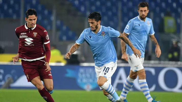 ROME, ITALY - OCTOBER 30:  Luis Alberto of SS Lazio competes for the ball with Daniele Baselli of Torino FC during the Serie A match between SS Lazio and Torino FC at Stadio Olimpico on October 30, 2019 in Rome, Italy.  (Photo by Marco Rosi/Getty Images)