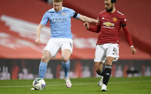MANCHESTER, ENGLAND - JANUARY 06: Kevin De Bruyne of Manchester City battles for possession with Bruno Fernandes of Manchester United during the Carabao Cup Semi Final match between Manchester United and Manchester City at Old Trafford on January 06, 2021 in Manchester, England. The match will be played without fans, behind closed doors as a Covid-19 precaution. (Photo by Peter Powell - Pool/Getty Images) MANCHESTER, ENGLAND - JANUARY 06: Kevin De Bruyne of Manchester City battles for possession with Bruno Fernandes of Manchester United during the Carabao Cup Semi Final match between Manchester United and Manchester City at Old Trafford on January 06, 2021 in Manchester, England. The match will be played without fans, behind closed doors as a Covid-19 precaution. (Photo by Peter Powell - Pool/Getty Images)