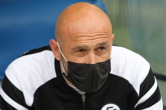  ROME, ITALY - APRIL 03: Vincenzo Italiano, Head Coach of Spezia Calcio looks on prior to the Serie A match between SS Lazio and Spezia Calcio at Stadio Olimpico on April 03, 2021 in Rome, Italy. Sporting stadiums around Italy remain under strict restrictions due to the Coronavirus Pandemic as Government social distancing laws prohibit fans inside venues resulting in games being played behind closed doors. (Photo by Paolo Bruno/Getty Images) 