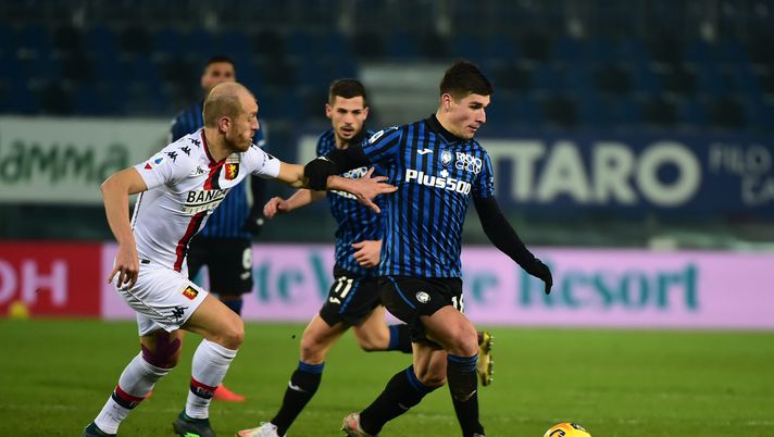 BERGAMO, ITALY - JANUARY 17: Ruslan Malinovskyi of Atalanta B.C. on the ball whilst under pressure from Andrea Masiello of Genoa during the Serie A match between Atalanta BC and Genoa CFC at Gewiss Stadium on January 17, 2021 in Bergamo, Italy. Sporting stadiums around Italy remain under strict restrictions due to the Coronavirus Pandemic as Government social distancing laws prohibit fans inside venues resulting in games being played behind closed doors. (Photo by Pier Marco Tacca/Getty Images) Mercato Atalanta, la moglie di Malinovskyi: “Vi vogliamo bene, ma la vita del calciatore si sa com’è…” - immagine 1
