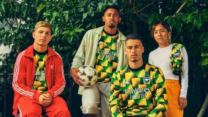 L’Arsenal presenta la nuova maglia pre-match in onore…della Giamaica L’Arsenal presenta la nuova maglia pre-match in onore…della Giamaica - immagine 1