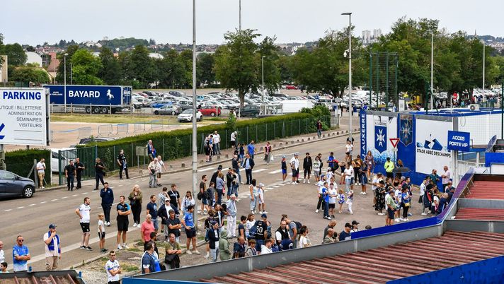(Photo by Baptiste Fernandez/Icon Sport) Auxerre-Marsiglia, guerriglia prima del match vinto dall’OM - immagine 1