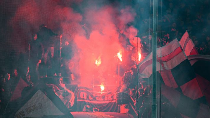 GENOA, ITALY - DECEMBER 5: Fans of Genoa light smoke-bombs during the Serie A match between Genoa CFC and UC Sampdoria at Stadio Luigi Ferraris on December 10, 2021 in Genoa, Italy. (Photo by Getty Images) Risse fra genoani e sampdoriani: 18 Daspo, per 4 obbligo di firma decennale - immagine 1
