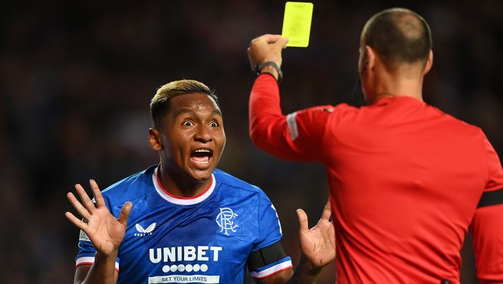 GLASGOW, SCOTLAND - SEPTEMBER 14: Match Referee, Antonio Mateu Lahoz shows a yellow card to Alfredo Morelos of Rangers during the UEFA Champions League group A match between Rangers FC and SSC Napoli at Ibrox Stadium on September 14, 2022 in Glasgow, Scotland. (Photo by Stu Forster/Getty Images) Rangers-Napoli, il focus sulla prestazione dell’arbitro Mateu Lahoz - immagine 1
