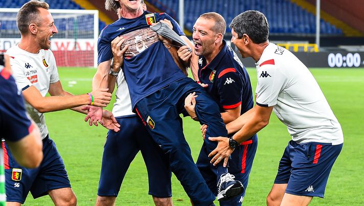 GENOA, ITALY - AUGUST 02: Davide Nicola coach of Genoa (2nd from left) celebrates clubs safety with his staff after the Serie A match between Genoa CFC and  Hellas Verona at Stadio Luigi Ferraris on August 2, 2020 in Genoa, Italy. (Photo by Paolo Rattini/Getty Images) 