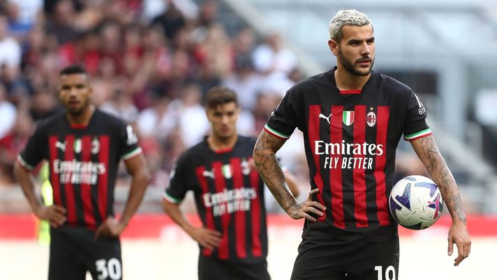 Theo Hernandez si appresta a battere il rigore in Milan-Udinese (Getty Images)