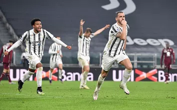  TURIN, ITALY - DECEMBER 05: Leonardo Bonucci of Juventus celebrates after scoring his team's second goal with teammate Weston McKennie during the Serie A match between Juventus and Torino FC at Allianz Stadium on December 05, 2020 in Turin, Italy. (Photo by Daniele Badolato - Juventus FC/Juventus FC via Getty Images)