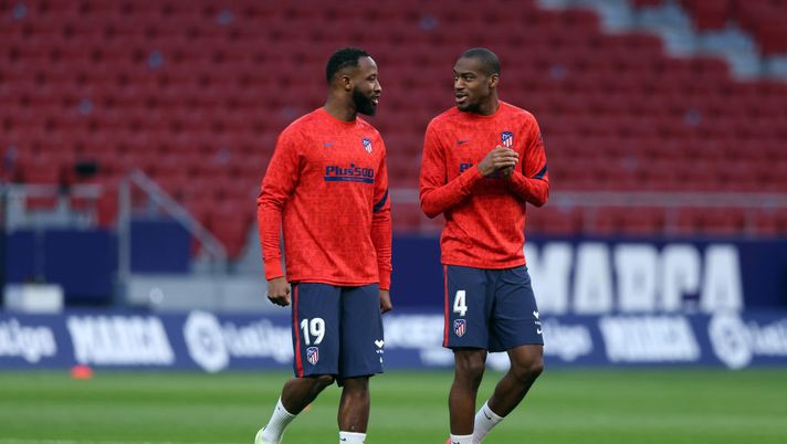 MADRID, SPAIN - MARCH 10: Moussa Dembele (L) of Atletico de Madrid speaks with team mate Geoffrey Kondogbia during the warm up prior to the La Liga Santander match between Atletico de Madrid and Athletic Club at Estadio Wanda Metropolitano on March 10, 2021 in Madrid, Spain. Sporting stadiums around Spain remain under strict restrictions due to the Coronavirus Pandemic as Government social distancing laws prohibit fans inside venues resulting in games being played behind closed doors. (Photo by Angel Martinez/Getty Images) Kondogbia? No, “Kingdobia”: che trasformazione all’Atletico - immagine 1