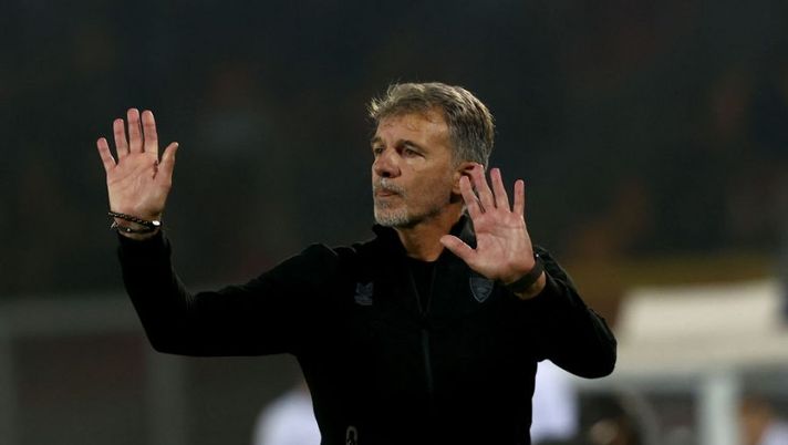 LECCE, ITALY - OCTOBER 17: Head coach of Lecce Marco Baroni gestures during the Serie A match between US Lecce and ACF Fiorentina at Stadio Via del Mare on October 17, 2022 in Lecce, Italy. (Photo by Maurizio Lagana/Getty Images) Baroni: “Perché ho messo Oudin, dove deve migliorare Banda. Su Strefezza dico…” - immagine 1