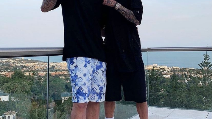 Samu Castillejo e Theo Hernandez, giocatori AC Milan, si godono le vacanze 
