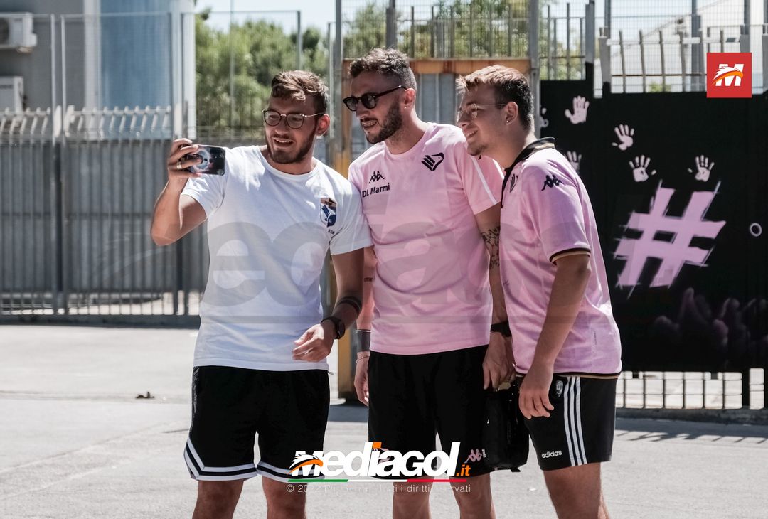 FOTO Reggina-Palermo, i rosanero di Corini in partenza dal “Renzo Barbera” (Gallery) - immagine 20