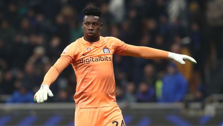 MILAN, ITALY - JANUARY 31: Andre’ Onana of FC Internazionale looks on during the Coppa Italia Quarter Final matcy between FC Internazionale and Atalanta BC at Stadio Giuseppe Meazza on January 31, 2023 in Milan, Italy. (Photo by Marco Luzzani/Getty Images) Inter, ancora tensione in campo: litigio fra Onana e Dzeko in Champions League - immagine 1
