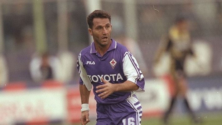 20 Nov 1999:  Angelo Di Livio of Fiorentina in action during the Serie A match against Perugia at the Stadio Franchi, Florence, Italy.   Mandatory Credit: Claudio Villa /Allsport 