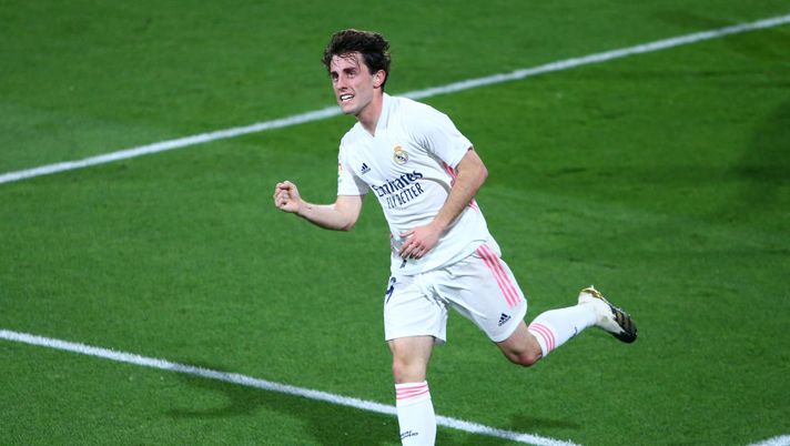 CADIZ, SPAIN - APRIL 21: Alvaro Odriozola of Real Madrid celebrates after scoring their side's second goal during the La Liga Santander match between Cadiz CF and Real Madrid at Estadio Ramon de Carranza on April 21, 2021 in Cadiz, Spain. Sporting stadiums around Spain remain under strict restrictions due to the Coronavirus Pandemic as Government social distancing laws prohibit fans inside venues resulting in games being played behind closed doors. (Photo by Fran Santiago/Getty Images) Gazzetta: “Idea Juve dal Real Madrid in prestito: via ai contatti, ok del giocatore” - immagine 1
