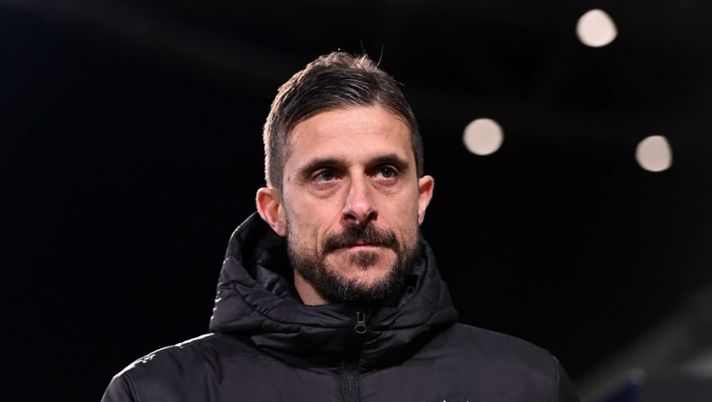 REGGIO NELL'EMILIA, ITALY - FEBRUARY 26: Alessio Dionisi head coach of US Sassuolo looks on during the Serie A match between US Sassuolo and ACF Fiorentina at Mapei Stadium - Citta' del Tricolore on February 26, 2022 in Reggio nell'Emilia, Italy. (Photo by Alessandro Sabattini/Getty Images) Dionisi: “Berardi per noi è come Mbappé! Pinamonti può fare di più, il ‘problema’ di Traorè, Frattesi…” - immagine 1