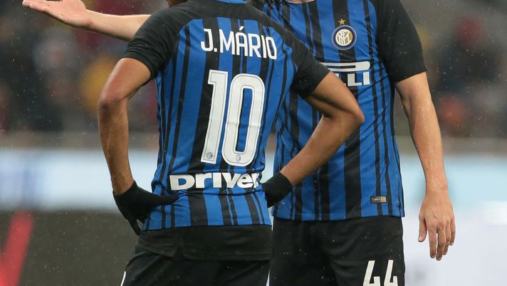 MILAN, ITALY - DECEMBER 27: Ivan Perisic of FC Internazionale Milano (R) speaks with his teammate Joao Mario during the TIM Cup match between AC Milan and FC Internazionale at Stadio Giuseppe Meazza on December 27, 2017 in Milan, Italy. (Photo by Emilio Andreoli/Getty Images) MILAN, ITALY - DECEMBER 27: Ivan Perisic of FC Internazionale Milano (R) speaks with his teammate Joao Mario during the TIM Cup match between AC Milan and FC Internazionale at Stadio Giuseppe Meazza on December 27, 2017 in Milan, Italy. (Photo by Emilio Andreoli/Getty Images)